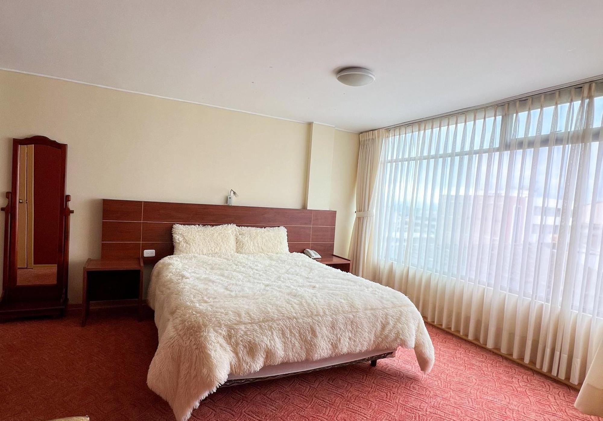 Hotel Flor De Los Andes Tulcán Екстериор снимка